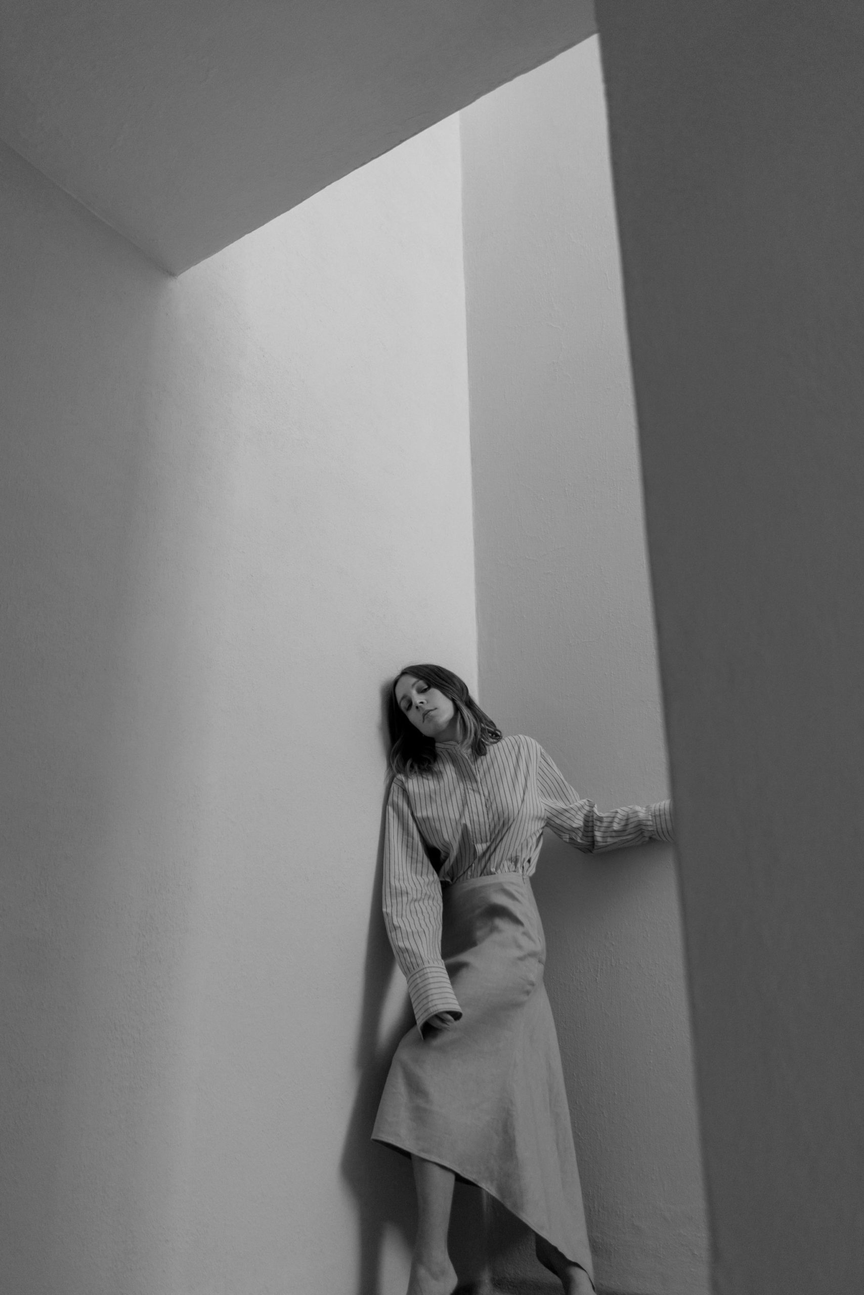 Anoud Leather Ballerina-Aufray Cotton Silk Stripe Blouse-Dillion Stretch Linen Skirt-Joseph Ettedgui-Fashion Editorial Shooting-Joseph Spring Summer 2020-Marrakech Fashion Shooting-Marokko Fashion Shooting-Linen skirt-Leinen Rock-Sariety.com-Modeblog München-Modeblog Deutschland-fashion blog Munich-fashion blog Germany-Sarah Czok-Sarah Schaefer