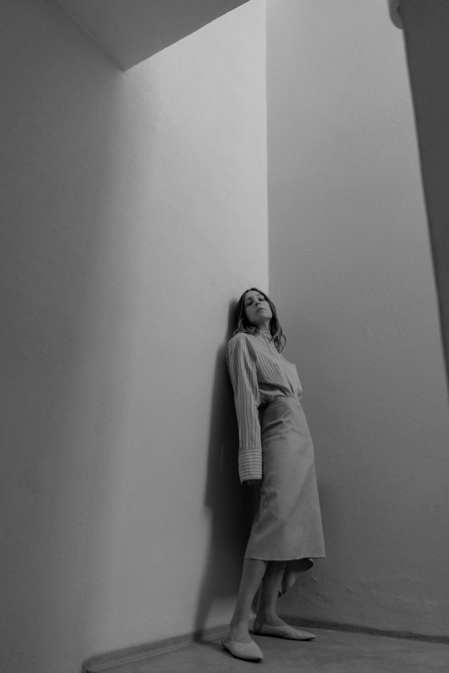 Anoud Leather Ballerina-Aufray Cotton Silk Stripe Blouse-Dillion Stretch Linen Skirt-Joseph Ettedgui-Fashion Editorial Shooting-Joseph Spring Summer 2020-Marrakech Fashion Shooting-Marokko Fashion Shooting-Linen skirt-Leinen Rock-Sariety.com-Modeblog München-Modeblog Deutschland-fashion blog Munich-fashion blog Germany-Sarah Czok-Sarah Schaefer