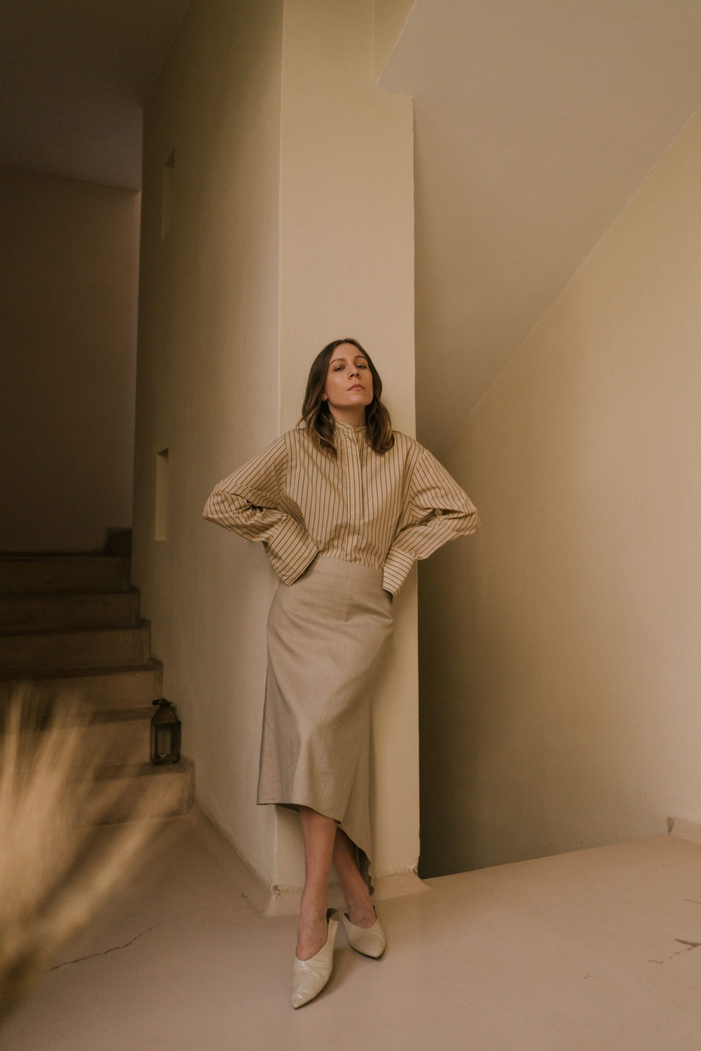 Anoud Leather Ballerina-Aufray Cotton Silk Stripe Blouse-Dillion Stretch Linen Skirt-Joseph Ettedgui-Fashion Editorial Shooting-Joseph Spring Summer 2020-Marrakech Fashion Shooting-Marokko Fashion Shooting-Linen skirt-Leinen Rock-Sariety.com-Modeblog München-Modeblog Deutschland-fashion blog Munich-fashion blog Germany-Sarah Czok-Sarah Schaefer