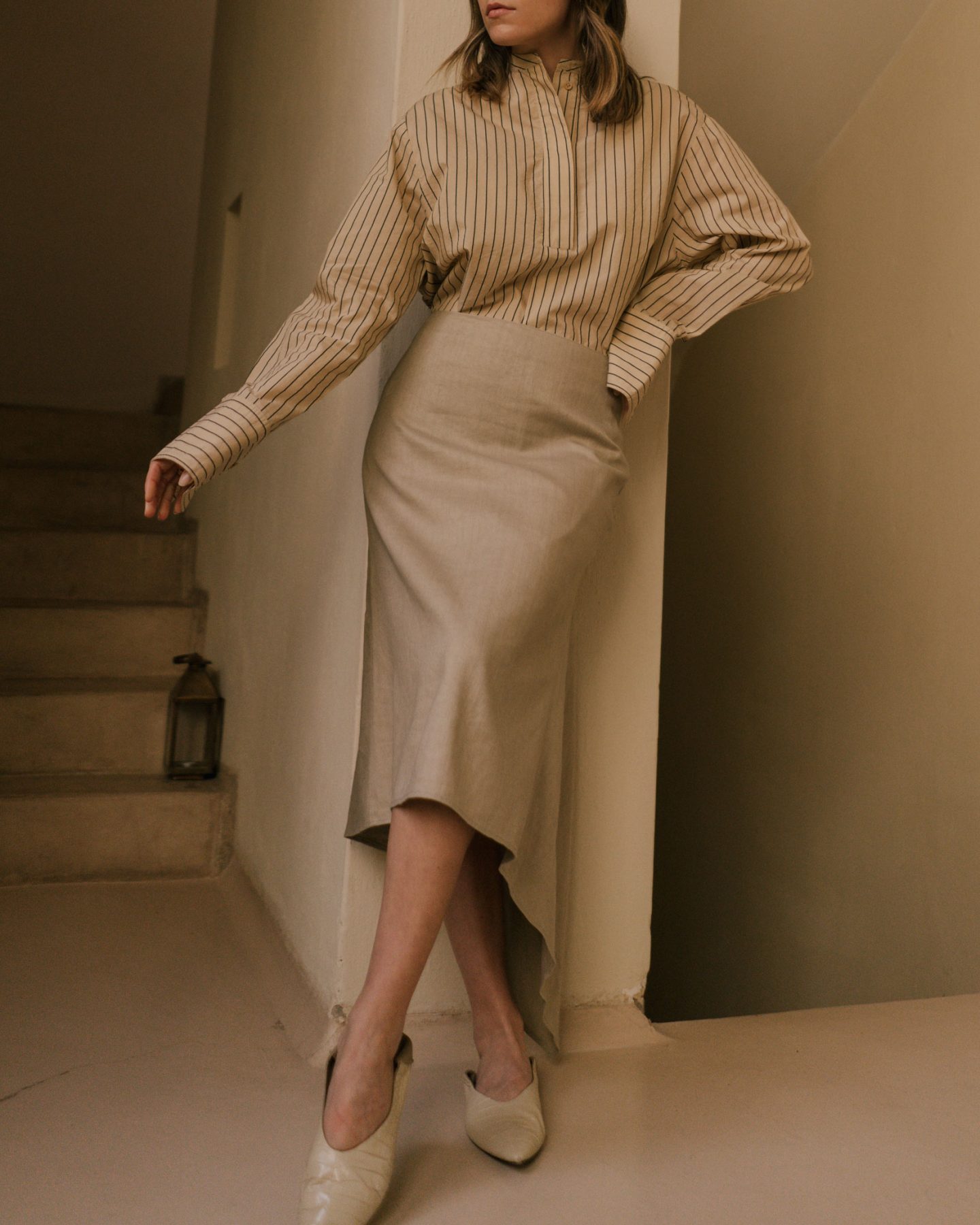 Anoud Leather Ballerina-Aufray Cotton Silk Stripe Blouse-Dillion Stretch Linen Skirt-Joseph Ettedgui-Fashion Editorial Shooting-Joseph Spring Summer 2020-Marrakech Fashion Shooting-Marokko Fashion Shooting-Linen skirt-Leinen Rock-Sariety.com-Modeblog München-Modeblog Deutschland-fashion blog Munich-fashion blog Germany-Sarah Czok-Sarah Schaefer