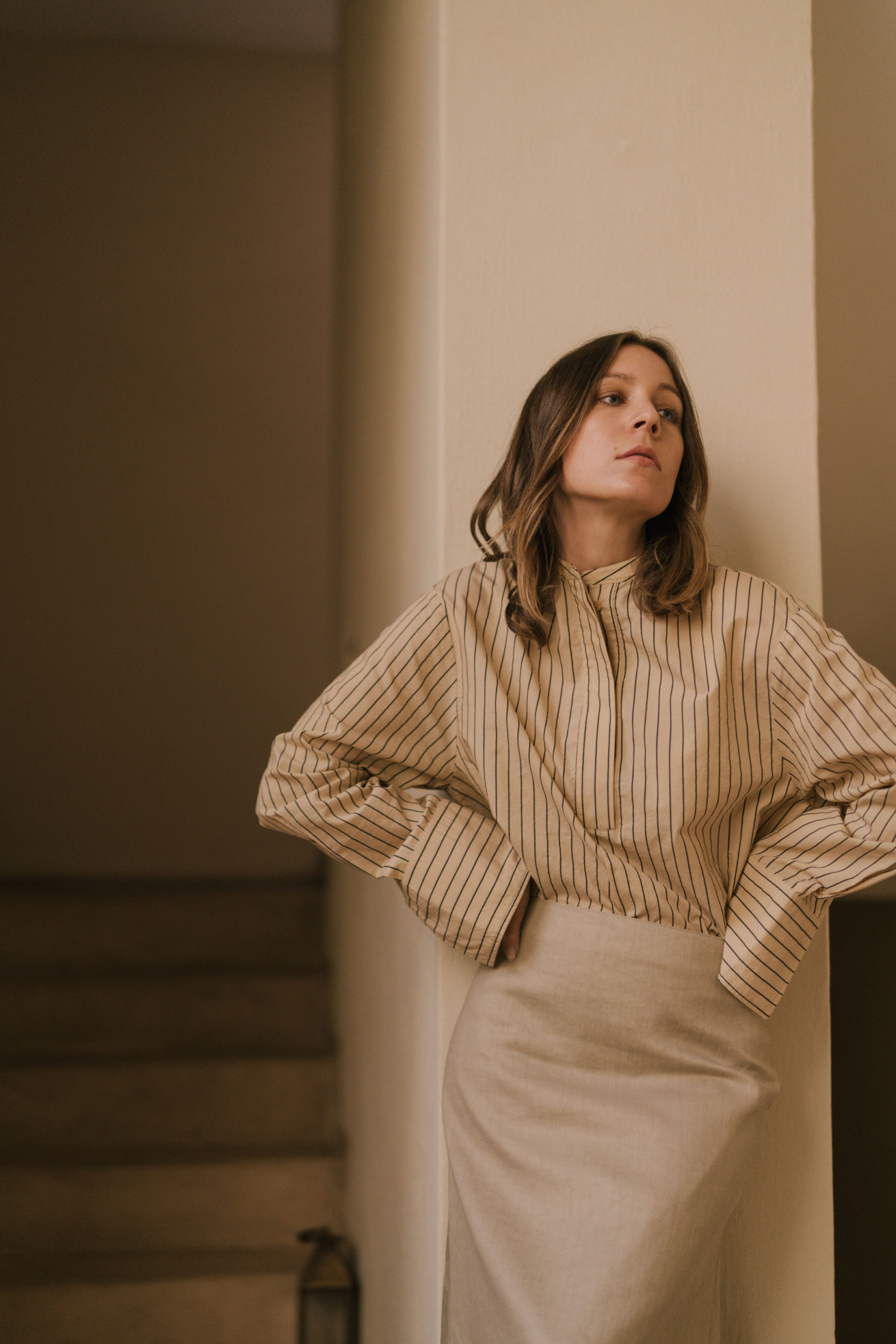 Anoud Leather Ballerina-Aufray Cotton Silk Stripe Blouse-Dillion Stretch Linen Skirt-Joseph Ettedgui-Fashion Editorial Shooting-Joseph Spring Summer 2020-Marrakech Fashion Shooting-Marokko Fashion Shooting-Linen skirt-Leinen Rock-Sariety.com-Modeblog München-Modeblog Deutschland-fashion blog Munich-fashion blog Germany-Sarah Czok-Sarah Schaefer